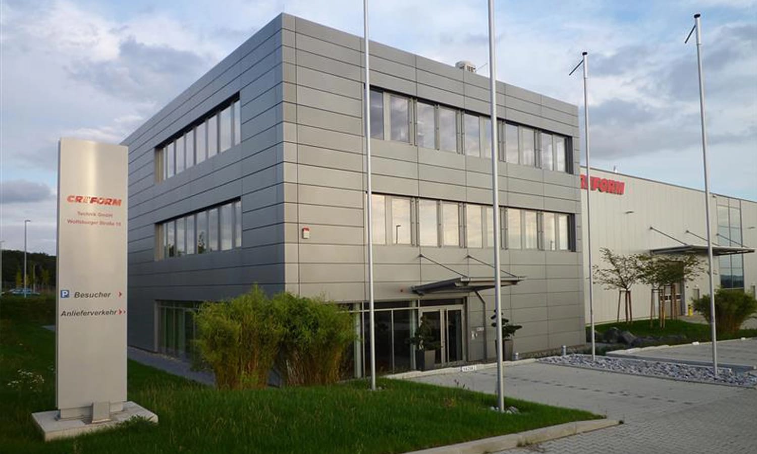 Moderner Firmensitz der Creform GmbH mit Aluminium-Fassade und Eingangsbereich – Innovationsstandort für modulare Arbeits- und Logistiksysteme.
